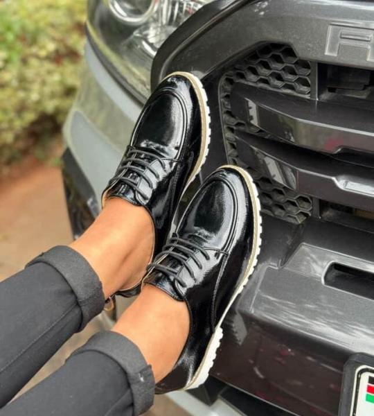 Glossy urban derby shoes