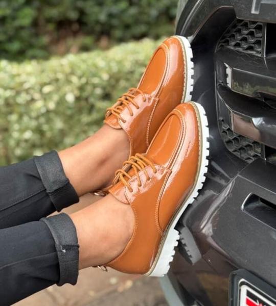 Glossy urban derby shoes